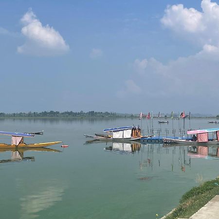Sahil Lake View Srīnagar Extérieur photo