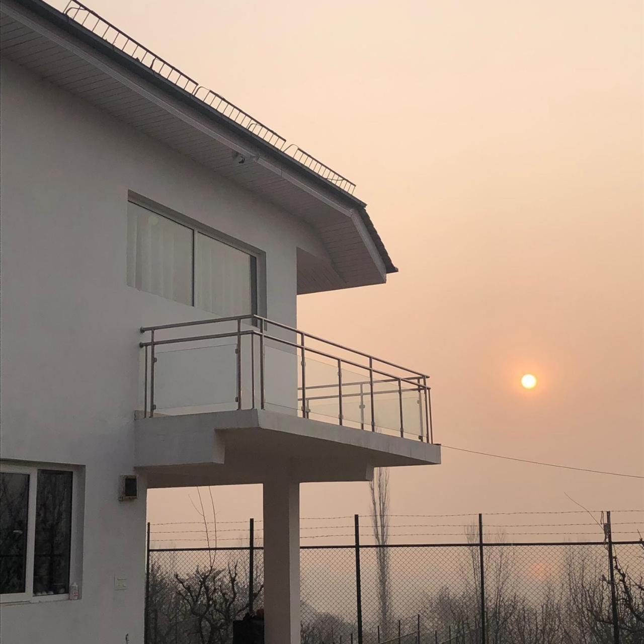 Sahil Lake View Srīnagar Extérieur photo