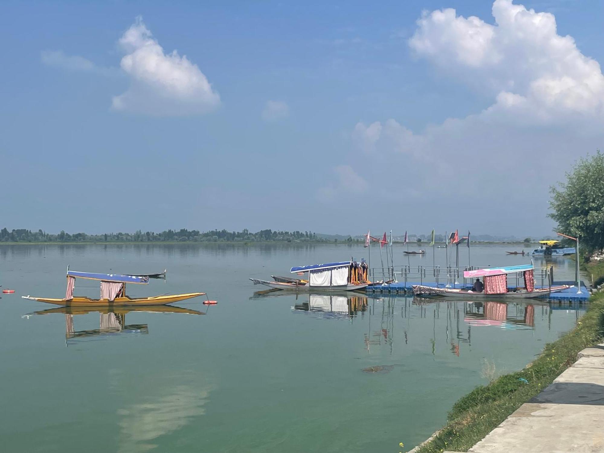 Sahil Lake View Srīnagar Extérieur photo